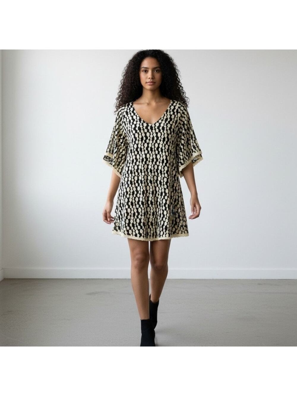 UMGEE Women's Small Black Ivory Textured Lace Dress Boho V-Neck Bell Sleeves